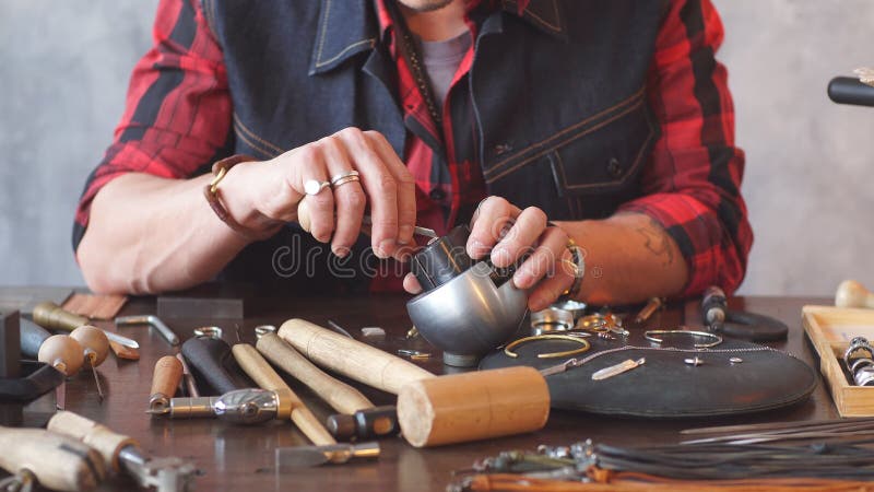 Jeune artisan ambitieux fixant un bijou dans la boucle d'oreille