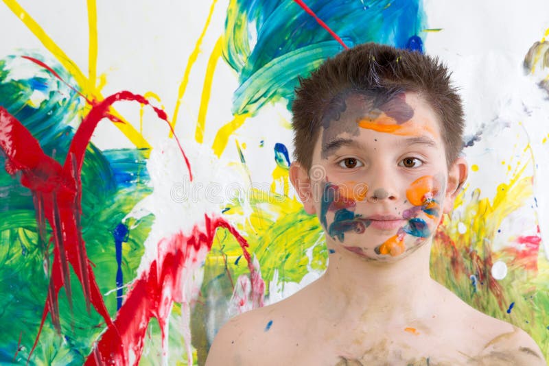 Jeune artiste posant avec son art moderne photographie stock libre de droits Jeune artiste posant avec son art moderne photographie stock libre de droits