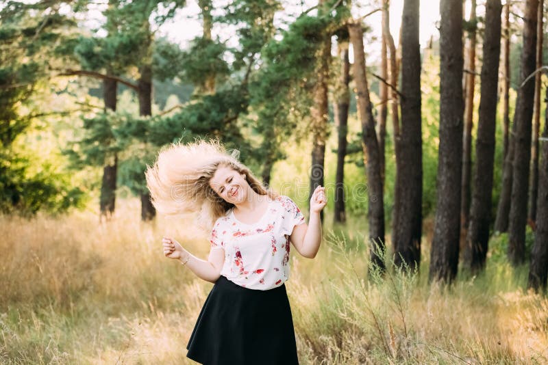 Jeune assez plus la femme riante de sourire heureuse caucasienne de fille de taille photo stock Jeune assez plus la femme riante de sourire heureuse caucasienne de fille de taille photo stock