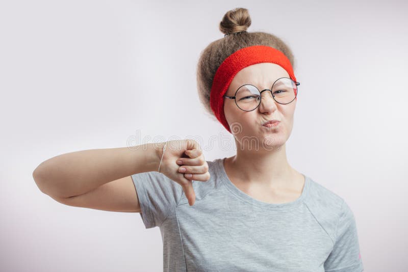 Jeune athlète féminin montrant un geste négatif yuk exprimez l'aversion image stock Jeune athlète féminin montrant un geste négatif yuk exprimez l'aversion image stock