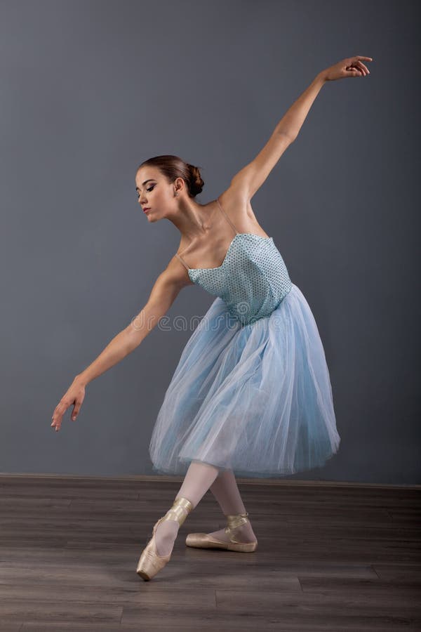 Jeune Ballerine Dans La Danse Classique De Pose De Ballet Photo stock