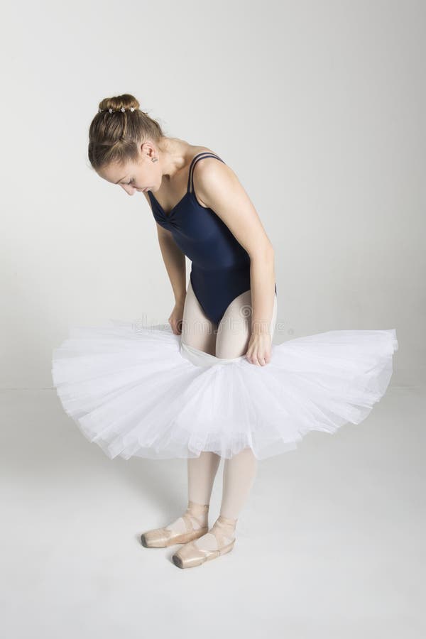 Jeune ballerine se préparent pour la danse dans le studio photos libres de droits