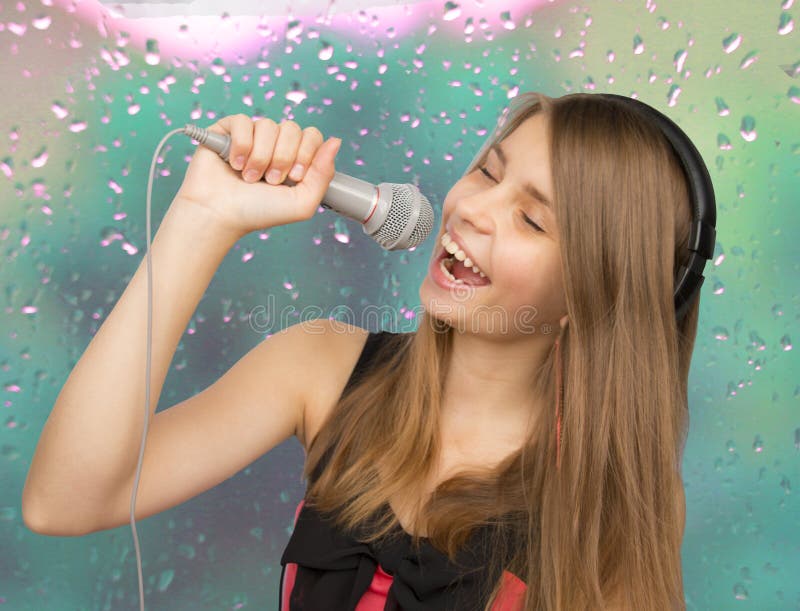 Jeune beau chant d'adolescente photos stock Jeune beau chant d'adolescente photos stock