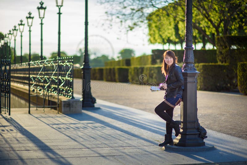 Jeune beau voyageur féminin asiatique se tenant sur la rue dedans image libre de droits Jeune beau voyageur féminin asiatique se tenant sur la rue dedans image libre de droits