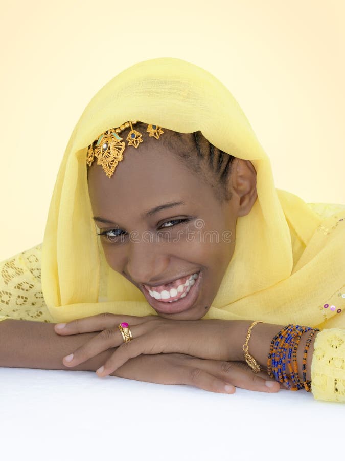 Jeune beauté d'Afro habillée pour une célébration image stock Jeune beauté d'Afro habillée pour une célébration image stock
