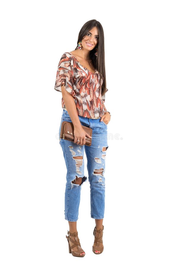 Jeune beauté timide occasionnelle posant tout en tenant le sac à main souriant à l'appareil-photo photo stock Jeune beauté timide occasionnelle posant tout en tenant le sac à main souriant à l'appareil-photo photo stock