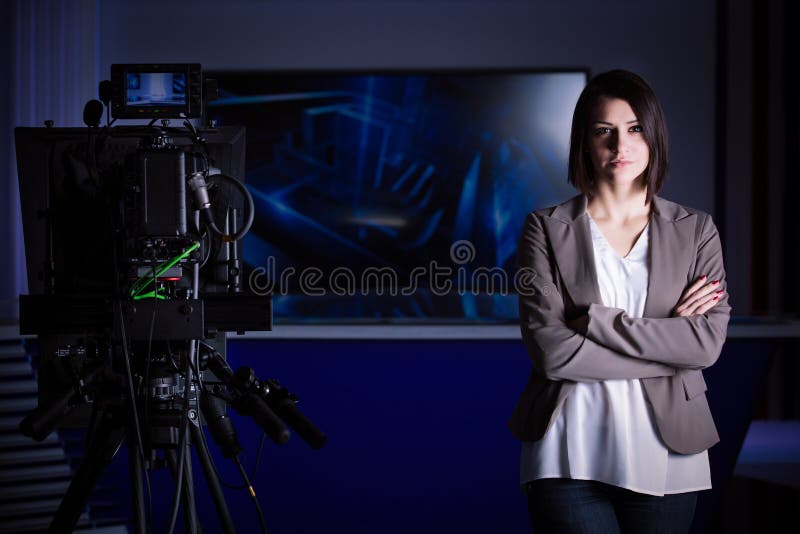 Jeune bel annonceur de télévision de brune au studio pendant la radiodiffusion vivante Directeur féminin de TV au rédacteur dans images libres de droits Jeune bel annonceur de télévision de brune au studio pendant la radiodiffusion vivante Directeur féminin de TV au rédacteur dans images libres de droits