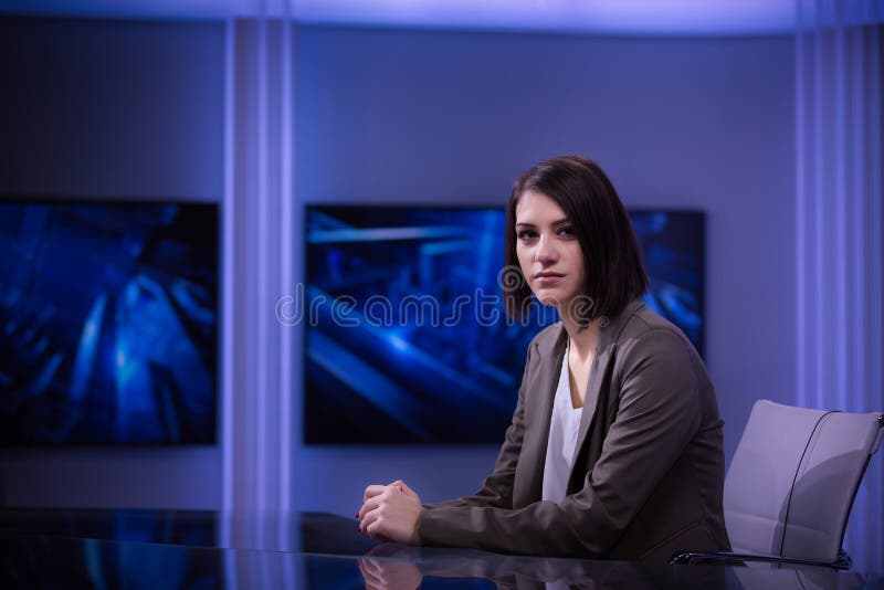 Jeune bel annonceur de télévision de brune au studio pendant la radiodiffusion vivante Directeur féminin de TV au rédacteur dans photos libres de droits Jeune bel annonceur de télévision de brune au studio pendant la radiodiffusion vivante Directeur féminin de TV au rédacteur dans photos libres de droits
