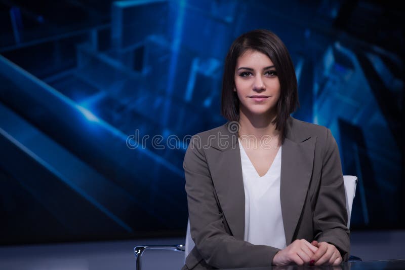 Jeune bel annonceur de télévision de brune au studio pendant la radiodiffusion vivante Directeur féminin de TV au rédacteur dans photos libres de droits Jeune bel annonceur de télévision de brune au studio pendant la radiodiffusion vivante Directeur féminin de TV au rédacteur dans photos libres de droits