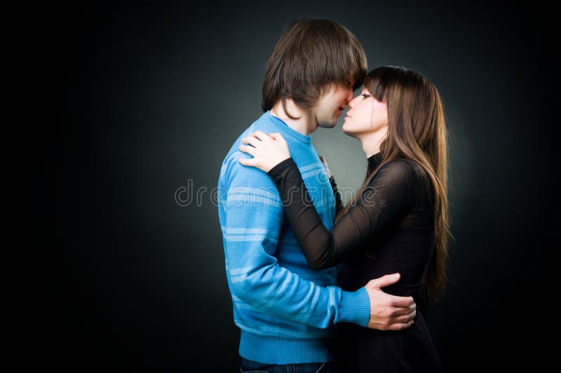 Jeune bel embrassement de couples images libres de droits