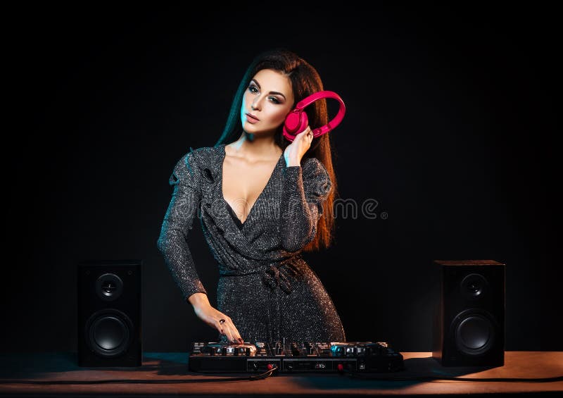 Jeune, belle et sexy fille du DJ jouant la musique sur une partie de disco dans une boîte de nuit photos libres de droits Jeune, belle et sexy fille du DJ jouant la musique sur une partie de disco dans une boîte de nuit photos libres de droits