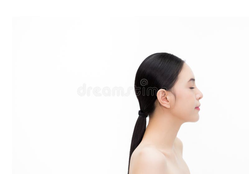 Jeune belle et élégante femme asiatique heureuse dans la vue de côté d'isolement au-dessus du fond, du concept blancs de soins de images stock Jeune belle et élégante femme asiatique heureuse dans la vue de côté d'isolement au-dessus du fond, du concept blancs de soins de images stock