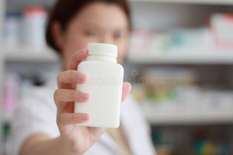 Jeune belle femme asiatique de pharmacien photo stock Jeune belle femme asiatique de pharmacien photo stock