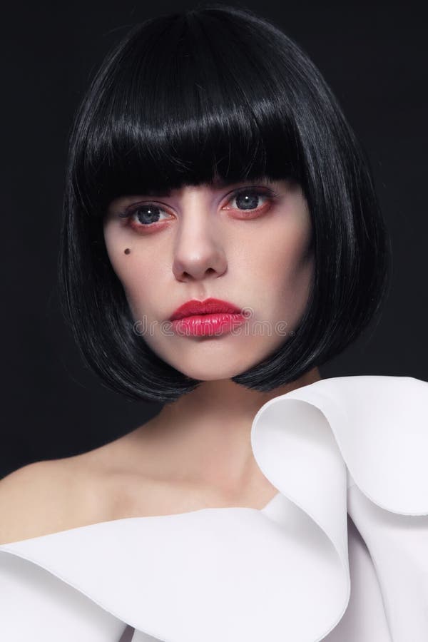 Jeune belle femme avec la coupe de cheveux élégante de plomb et le conta cosplay image libre de droits Jeune belle femme avec la coupe de cheveux élégante de plomb et le conta cosplay image libre de droits