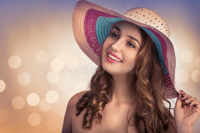 Jeune belle femme avec un chapeau image stock Jeune belle femme avec un chapeau image stock