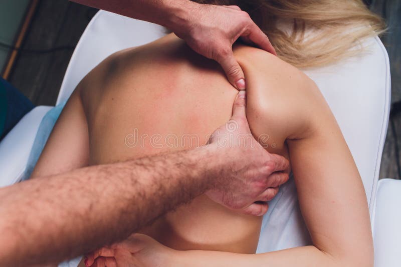 Jeune belle femme ayant le massage dans le salon Physiotherapis de station thermale images libres de droits Jeune belle femme ayant le massage dans le salon Physiotherapis de station thermale images libres de droits
