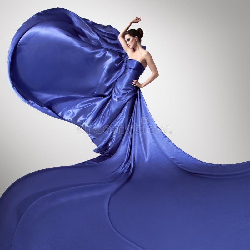 Jeune belle femme dans la robe bleue de flottement photos stock