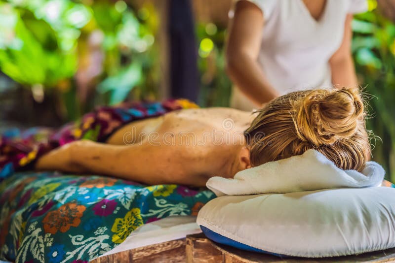 Jeune belle femme de d?tente obtenant le massage de station thermale de l'?paule dans le salon de beaut? images libres de droits Jeune belle femme de d?tente obtenant le massage de station thermale de l'?paule dans le salon de beaut? images libres de droits