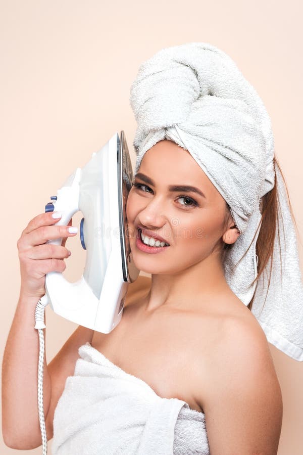 Jeune belle femme gaie sexy après la douche b blanc de port image stock Jeune belle femme gaie sexy après la douche b blanc de port image stock