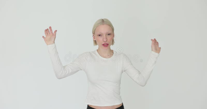Jeune belle femme modèle avec des danses percées sur fond blanc clips vidéos