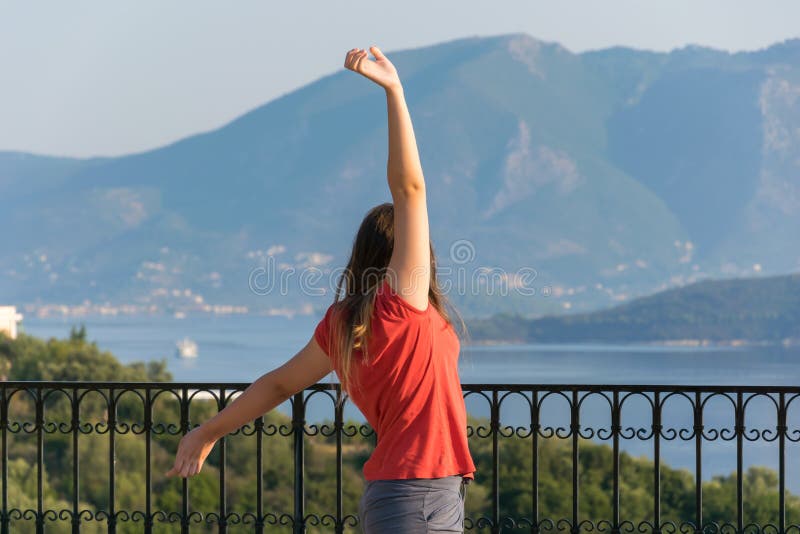 Jeune belle femme regardant le beau paysage marin avec un point de surveillance photos libres de droits Jeune belle femme regardant le beau paysage marin avec un point de surveillance photos libres de droits