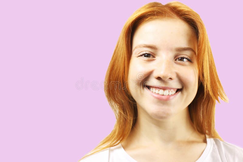 Jeune belle femme, roux naturel attrayant, montrant des émotions, expressions du visage, posant sur le fond d'isolement images libres de droits Jeune belle femme, roux naturel attrayant, montrant des émotions, expressions du visage, posant sur le fond d'isolement images libres de droits