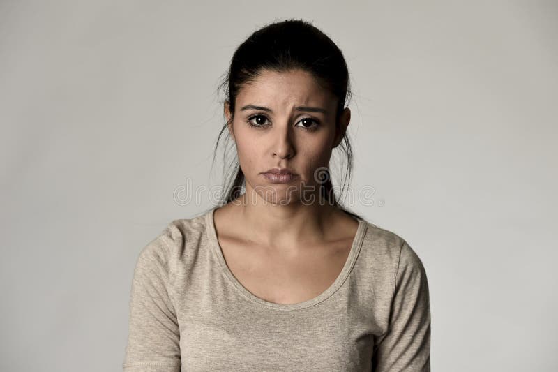 Jeune belle femme triste hispanique sérieuse et intéressée dans l'expression du visage déprimée inquiétée