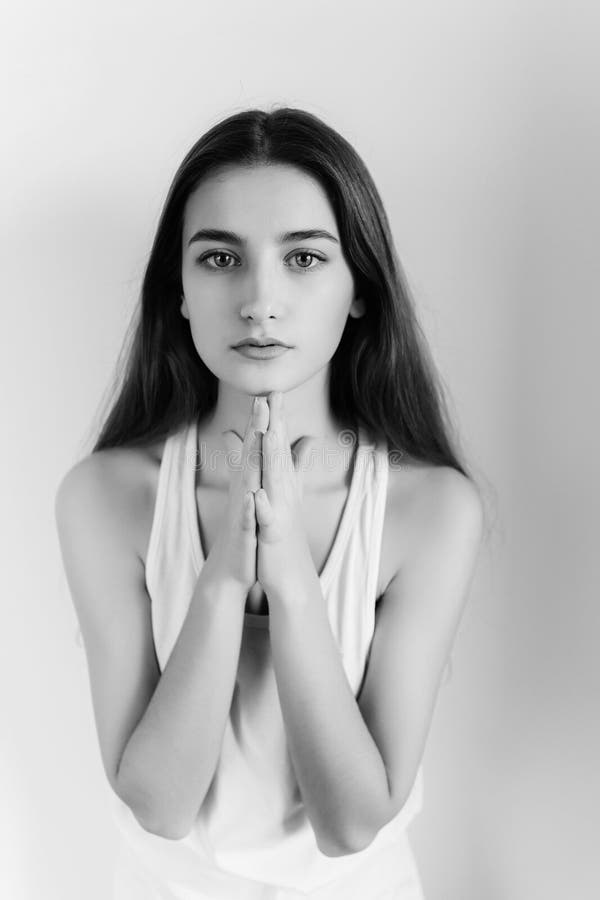 Jeune belle fille photo stock. Image du beau, femelle 69854864