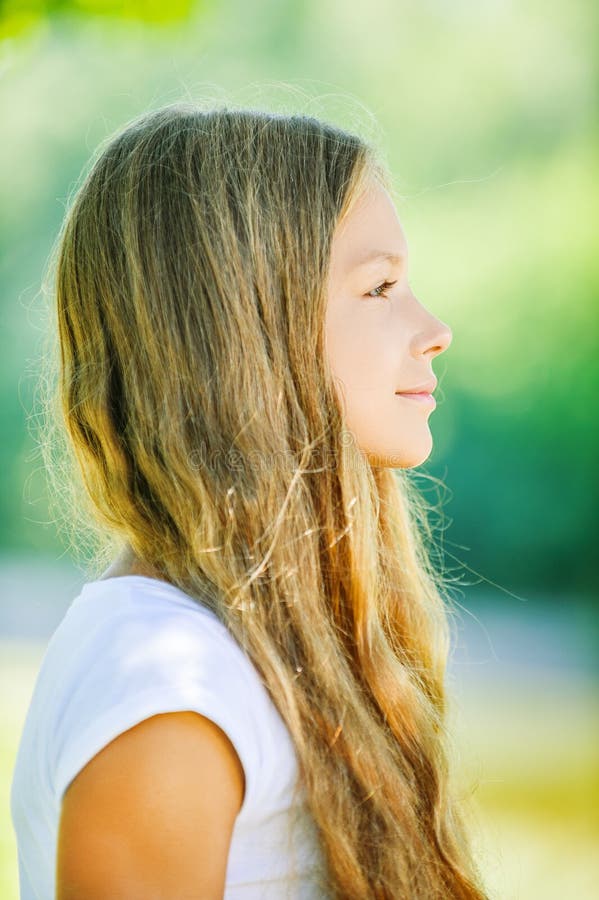 Jeune belle fille de sourire dans le profil image stock Jeune belle fille de sourire dans le profil image stock