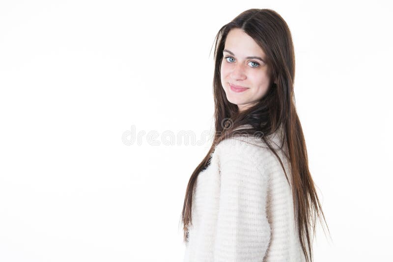 Jeune belle fille gaie mignonne souriant regardant l'appareil-photo à l'arrière-plan blanc photo stock Jeune belle fille gaie mignonne souriant regardant l'appareil-photo à l'arrière-plan blanc photo stock