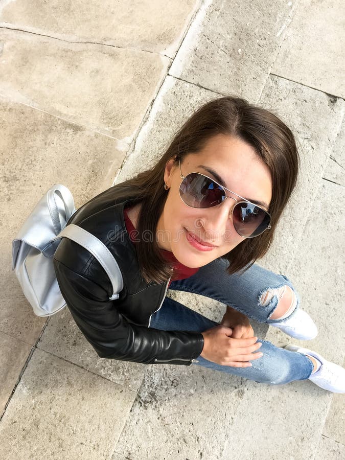 Jeune belle fille posant en Autumn Clothes photo libre de droits Jeune belle fille posant en Autumn Clothes photo libre de droits