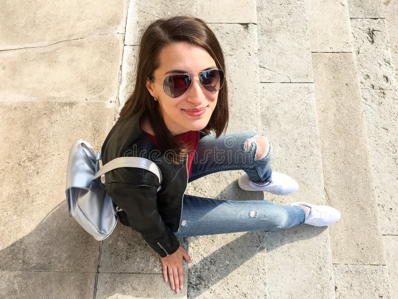 Jeune belle fille posant en Autumn Clothes image stock Jeune belle fille posant en Autumn Clothes image stock