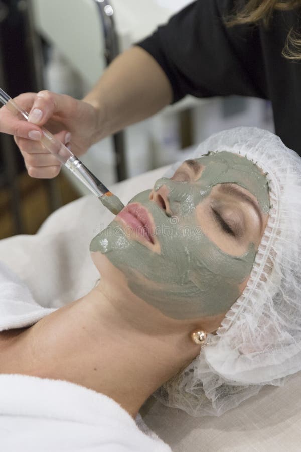 Jeune belle fille recevant la peau soulevant le masque facial dans le salon de beauté de station thermale - à l'intérieur image stock Jeune belle fille recevant la peau soulevant le masque facial dans le salon de beauté de station thermale - à l'intérieur image stock