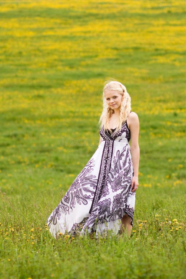Jeune belle fille restant en fonction photo libre de droits