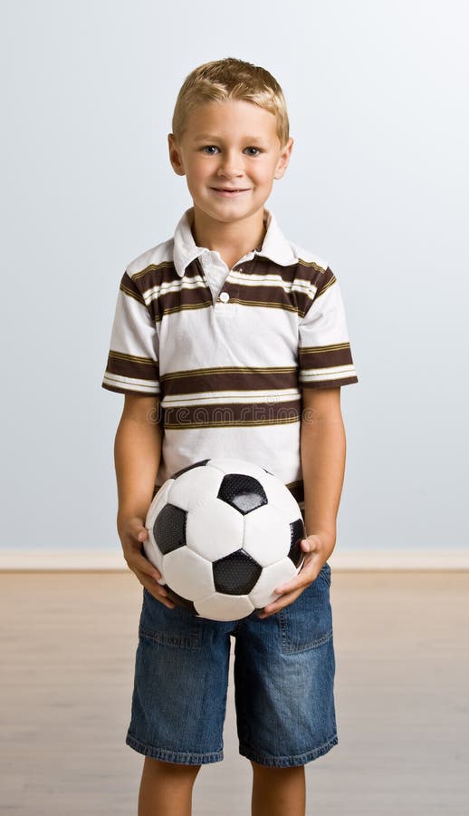 Le Garçon Gonfle La Pompe De Ballon De Football Image stock - Image du  action, personne: 75415991