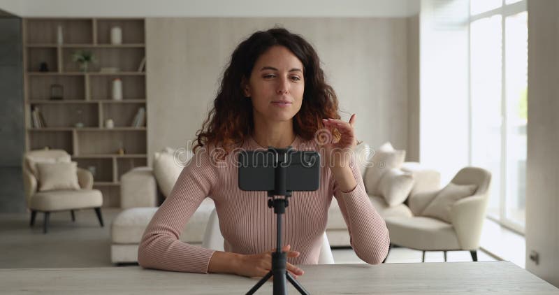 Jeune blogueuse hispanique enregistrant une vidéo sur téléphone portable. banque de vidéos