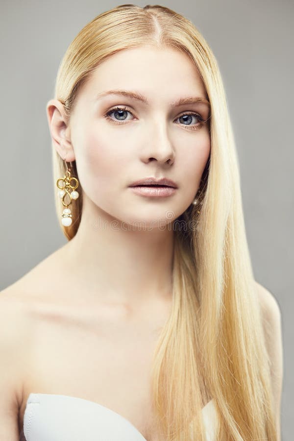 Jeune blond sérieux photo stock Jeune blond sérieux photo stock