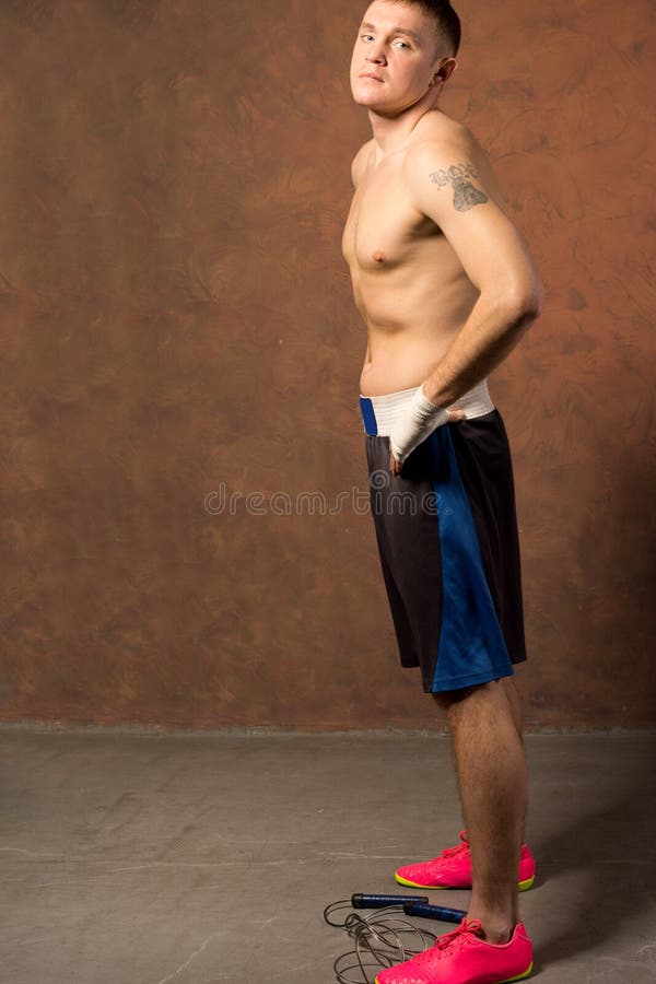 Jeune boxeur convenable dans un gymnase image libre de droits Jeune boxeur convenable dans un gymnase image libre de droits