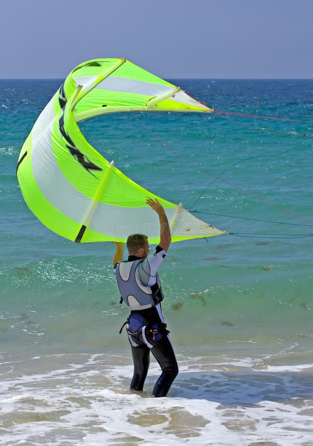Jeune cerf-volant mâle de fixation de kitesurfer doucement photos libres de droits Jeune cerf-volant mâle de fixation de kitesurfer doucement photos libres de droits