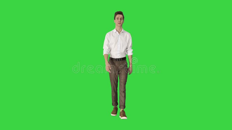 Jeune chemise blanche de port belle marchant sur un écran vert, chroma key clips vidéos