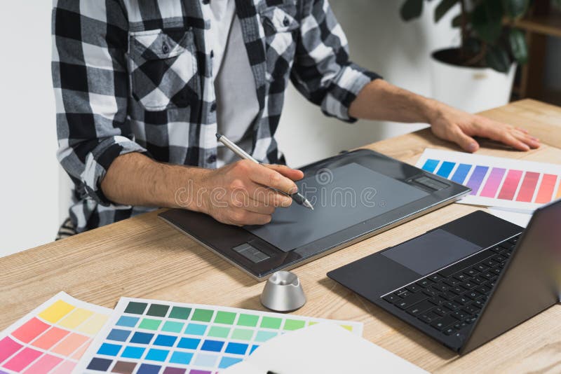 Jeune Concepteur Adulte Travaillant Avec Une Tablette Graphique Au Bureau  Illustration Stock - Illustration du inspiration, palette: 165287104