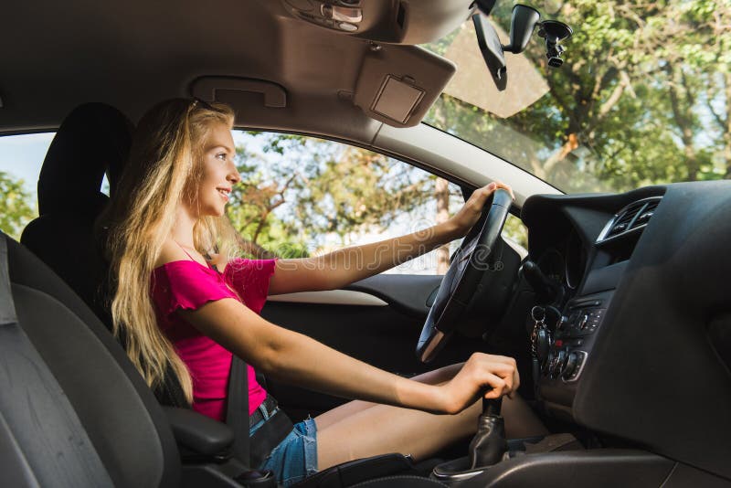 Jeune Conducteur Blond De Fille à L'intérieur D'une Voiture Image