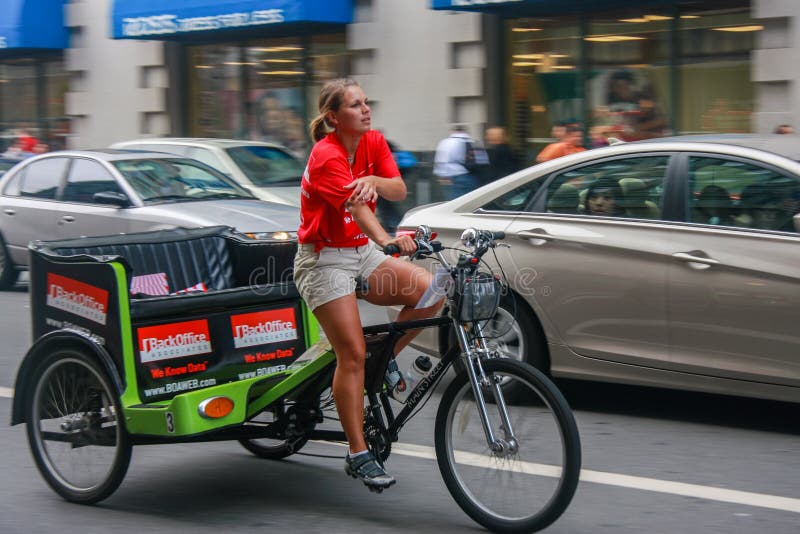 Jeune conducteur femelle non identifié de trishaw sur la rue du centre photographie stock libre de droits Jeune conducteur femelle non identifié de trishaw sur la rue du centre photographie stock libre de droits