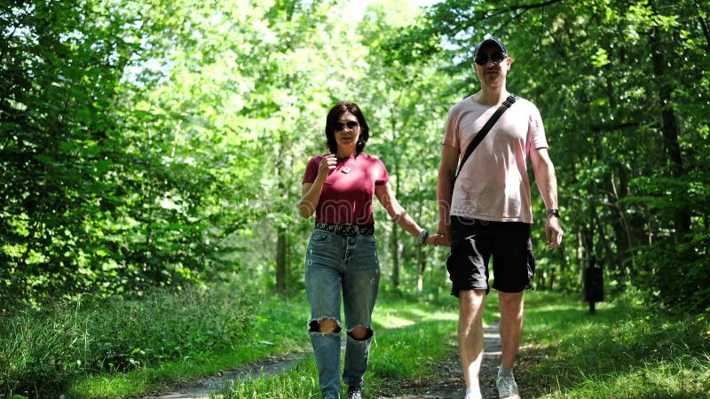 Jeune couple aime marcher clips vidéos