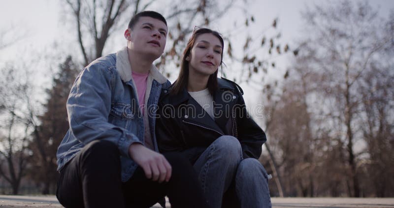 Jeune couple amoureux Embrassez une belle journée dans le parc Rêver de l'avenir ensemble banque de vidéos