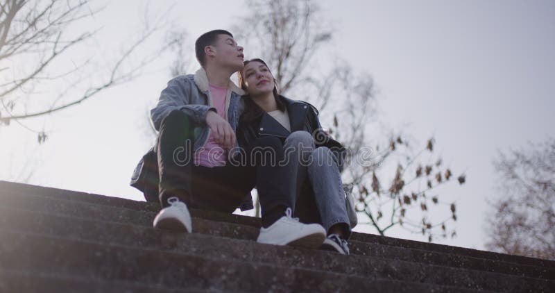 Jeune couple amoureux Jouissant d'une journée romantique dans le parc Parler rire et partager une spéciale banque de vidéos