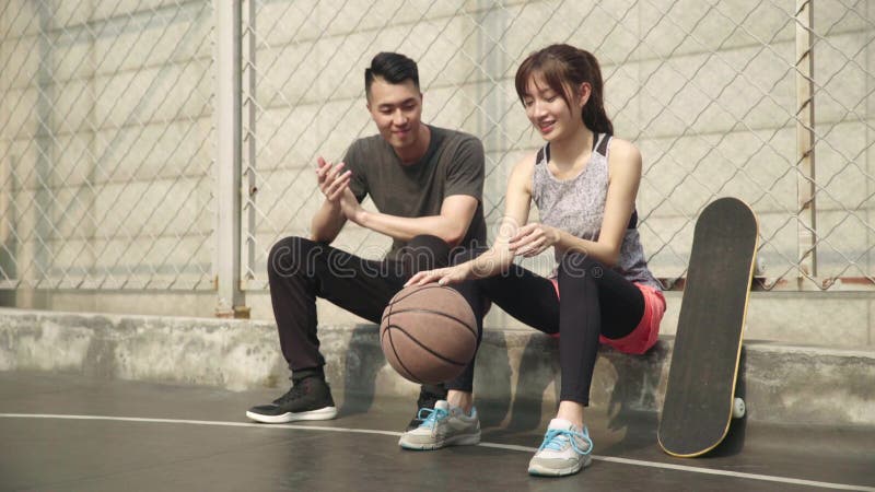 Jeune couple asiatique appréciant les sports de plein air