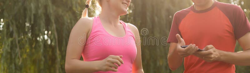 Jeune couple jouissant d'un mode de vie sain tout en faisant du jogging le long d'une route de campagne exercice et de conditionne image libre de droits