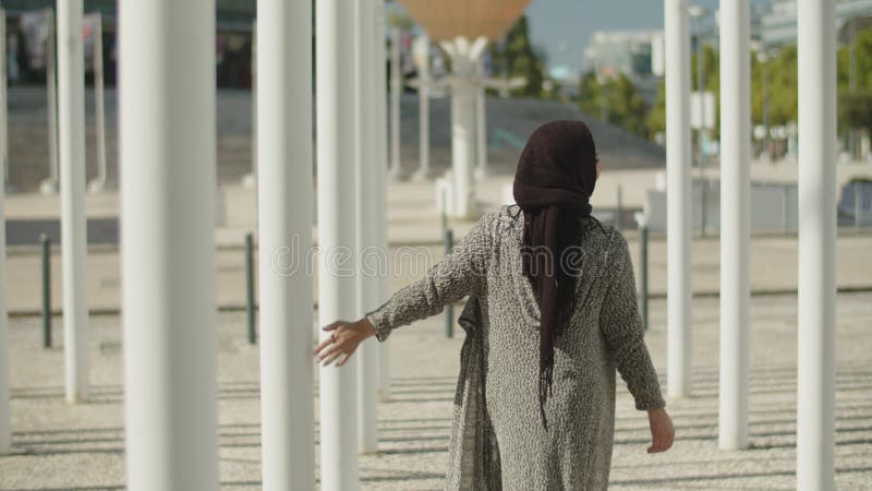 Jeune couple musulman jouant hideandseek jeu entre colonnes. banque de vidéos