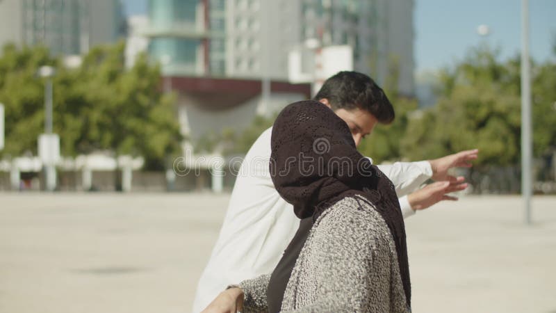 Jeune couple musulman s'amusant à danser dehors. banque de vidéos